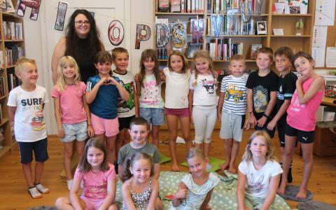 Schulklasse in der Bibliothek