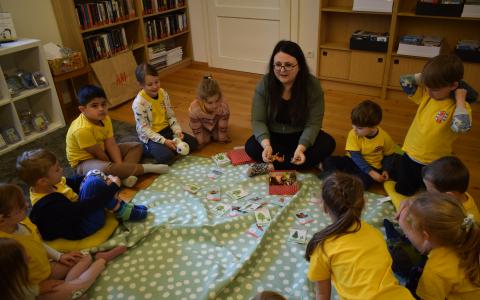 Kindergartengruppe in der Bibliothek